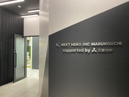 DICの戦略のひとつが「NEXT HERO DIC丸の内 supported by三菱地所」。三菱地所とNEXT HERO DICがパートナーシップを組み、国内GDPの20%が集積する大丸有エリアに新しい形の事業所を誕生させることで、大手企業・ベンチャー企業をはじめとする経済界との共創を加速。巨大な経済・多様な業務が流入するほか、デジタルを活用した先端技術の研究などに積極的に挑戦することが可能となります。