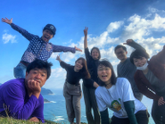 3ヶ月に1度は、全員が集まってリアル合宿も！　この時は宮崎県でのワーケーション勉強会・宮崎牛BBQ懇親会。翌朝は、自然溢れる丘の頂上で、朝ヨガ！