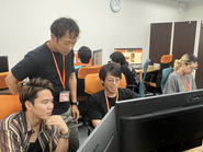 実装の相談も、設計の議論も、 顔を合わせると深さが変わる。出社日は、チームの“解像度”が上がる日。