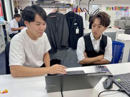 お客様への提案内容を相談中。分かりにくい所はないか、内容は十分か、1枚のご提案にもこだわる。