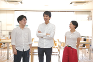 （左から）石川、岩田、大軒。20〜30代半ばが中心の組織です。