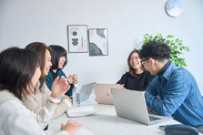 デザインと技術のハイブリッド。最前線で学べる環境。フロントエンドの世界へ