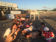 こちらは、夏に由比ガ浜で遊んだ時の写真です！現在６チームありまして、チーム毎に別れた競技で盛り上がったり、肉とお酒で熱い話からしょうもない話まで、一日遊びつくしました！弊社では季節ごとにこのようなイベントを開き、常に経営陣と学生のコミュニケーションが希薄にならないように努めています。結局は社員が遊びたいと思っているだけなんでが、学生には当然大好評です！なんたってタダで遊べますから(^O^)今後は海外旅行も特典として考えています！