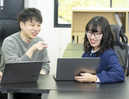 先輩が後輩に教えている様子。少数で気のいい人間が集まる職場です。