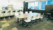 オフィスバーが併設された会議室の様子