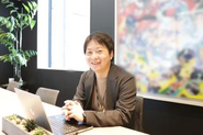 渋谷本社のワークフロアはフリーアドレスとなっており、フラットな意見交換がされています。フリースペースもあります！