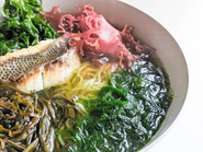 シーベジタブルのパートナーシェフ・岡田大介氏が監修した「海藻と旬魚のラーメン」。催事イベント等で提供しており、連日完売となる人気メニューです。