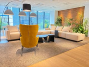 仕事終わりにオフィスで懇親会を開くこともあります。部署や役職に関係なくフラットに交流できる時間で、メンバー同士の距離がぐっと縮まります。仕事の話からプライベートの話まで気軽に語り合うアットホームな雰囲気です。