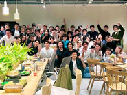 弊社に仲の悪い社員はいません。一人ひとりが「人間性」「個性」を大切にしているので、いつでも歓迎の雰囲気があり、入社後すぐでも会社になじめる居心地の良い環境があります。