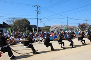 年に１度の海士町ビックイベントの綱引き大会。子どもから大人まで、一心に綱を引きます。2か月前から地区ごとに集まり練習し、地域の結束力が高まります。
