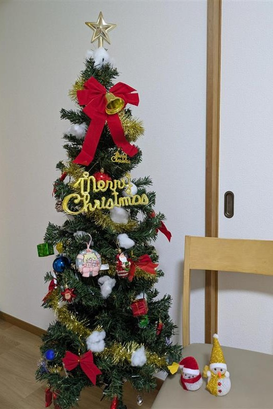 クリスマスツリーとシマエナガ