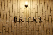 エントランスにBRICKSの文字が