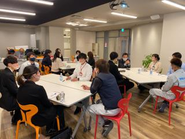 自社レンタルホール「ナナクレマホール」でのクライアント企業が行う選考会の様子。業種も規模も様々な企業の採用活動では、「社屋に学生を集められる会議室がない」というお悩みを抱えている企業様もいます。採用活動を行う上で痒い所に手が届く武器を私たち自身が持つことで、ナナクレマを選んでもらうひとつの理由になると考えています。まだここにはない”採用活動を行う上であったら嬉しいもの”を創り続けられるように、アンテナ高く日々の情報収集をしています。