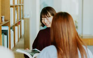 見た目や話題性だけではなく、「なぜそれをつくるのか」を考え抜くことを大切にしています。戦略、デザイン、テクノロジーを横断しながら、人の心を動かす体験を設計しています。