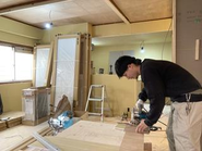 現場では大工が主役。木材やボードを加工してお部屋を作り上げます。