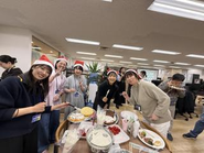 ４半期に1回パーティーを開催し、おいしい料理を囲みながら交流を深めています。