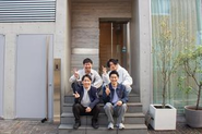 2025年創業時、オフィス前にて
