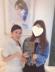 橋口（採用担当）のエステティシャン時代。お客様と二人三脚で、肌改善に取り組んでいました。「友達やお母さんから『綺麗になったね！』って言われました！ありがとうございます☺」、「リセラに出会えてよかったです！」等、お客様からいただいたお言葉の数々は私の財産です！