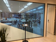 オフィスの中央にリフレッシュエリアを配置。ビッグテーブルでは、コーヒーを飲みながら打ち合わせも。