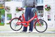 赤い自転車が目印