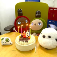 販売品目でもあり、仲間でもあるLOVOT🄬「まどか（専務）」「まるん（常務）」とジェイネッツ設立20周年のお祝い！