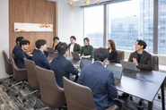 週に1回の全体定例MTGの様子です。リモートワーク制度もありますが、時には対面でのコミュニケーションを取ることも大切にしています。