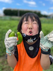 花メンタリーの畑で取れた野菜を手にこの最高な表情