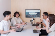 日々チームメンバーと対話しながら仕事を進めていきます。