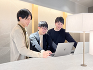 よくメンバーが一緒に集まり、情報共有や相談をしています。未経験で入社したエンジニアも多く在籍しており、チーム一丸となって成長できる環境があります！