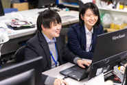 先輩社員が隣について親切丁寧に教えてくれる環境です。