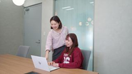 「3分悩んだらすぐ仲間に相談する」という合理的な文化を体現する日常の一コマです。複雑なタスクやイレギュラーな状況に直面したときこそ、チームで最速の最適解を導き出す仕組みが整っています。年齢や社歴に関わらず、アイデアをフラットにぶつけ合える風通しの良さがあります。
