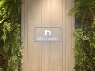 大阪本店は2階と4階にあり、2階は壁をすべて取り払い開放的なフロアとなっております。