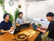 開発メンバーたち（平均年齢33歳）