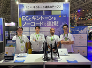 イベント出展時の様子。右から二番目の方は現在退職していますが、独立してテープスの販売パートナーとして活動しています。