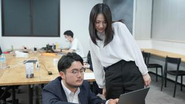 社内風景。社長室などはなく、フリーアドレスで誰にでも話しかけやすい環境づくりをしています。