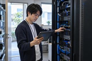 インフラ業務の現場イメージ。大手通信会社や金融機関など、社会の基盤を支えるシステムに携わります。（写真はイメージです）