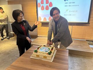 社長(左)と取締役(右)による20周年記念ケーキ入力です笑