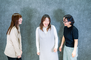 【全員が経営に参画するフラットなチーム】 全員が本気で議論ができるのは、信頼と尊重があるからこそ。仲の良さだけでなく、チームとしての強さも育まれている現場です。