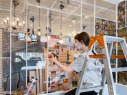 オフィスやカフェの内装などは、自社商品を使い、自分たちでDIY。