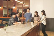 オープンスペースで雑談♪フラットな職場環境です