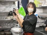 やきとん＆焼肉なのに、超清潔がモットーのお店ですので女性の一人客も珍しくありません。バイトスタッフも女性比率が高いのが特徴です。