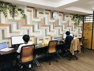 社内の風景です。のんびり仕事しています。