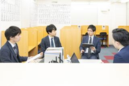 13時からの始業MTG。教室の社員全員で昨日の生徒の授業に関する情報共有などを１人１人、念入りに行います。自分たちが教えている生徒だけでなく、アルバイト講師が教えている生徒の情報共有にも特に力を入れ、通う生徒１人１人に適切な指導が行われているか皆でチェックし、検証します。