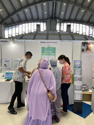 ある学会での検査キット提示の時の様子。沖縄での開催だったのでアロハシャツを着てご紹介をさせていただきました！