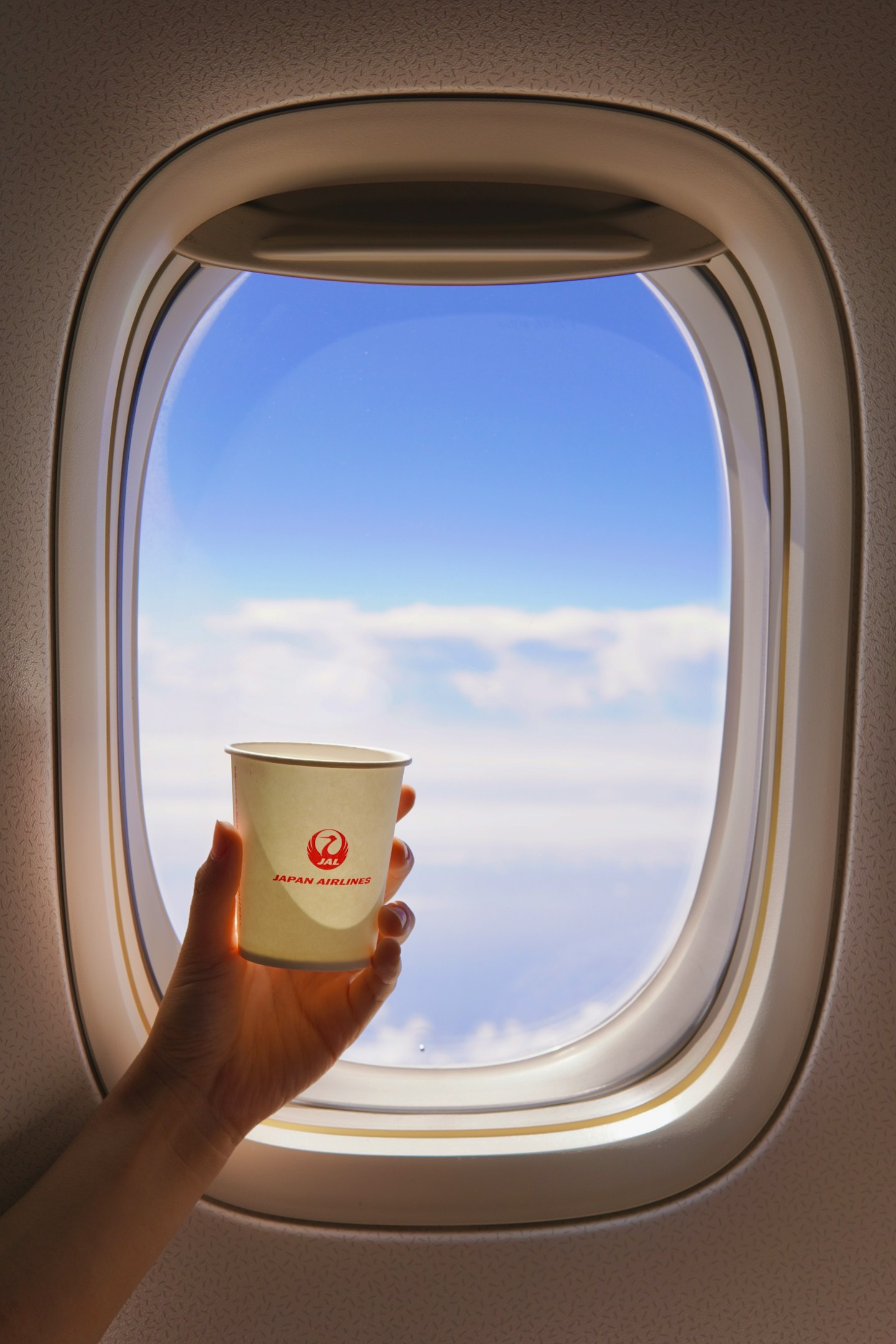 富士通とヘッドウォータース、日本航空客室乗務員のレポート作成業務効率化に向けた「業務特化型オンデバイス生成AIソリューション」の実証実験を実施。