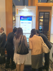 展示会でユーザからの意見を直接ヒアリングします。