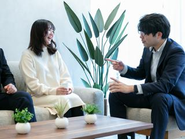 ほっと。ひと休み。休憩スペースでは社員の何気ない会話が飛びかいます。事業部会や懇親会などでエンジニア同士が気軽に情報交換や談笑出来る環境を整えています。