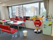 社内の休憩スペース（お菓子は食べ放題です）