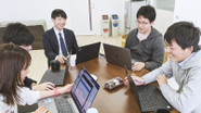 「記憶を日常に」のミッションを掲げ、全人類に価値を届けることを意識しています。職種間のコミュニケーションも活発です。