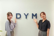月間MVPを獲得した社員・事業部の写真になります。DYMでは優秀な成績を収めた人間を全員で称えあう文化があります！